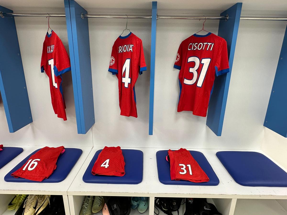 Imagini geniale din vestiarul FCSB » Ce „meniu” au campionii României înaintea meciului decisiv din Kosovo
