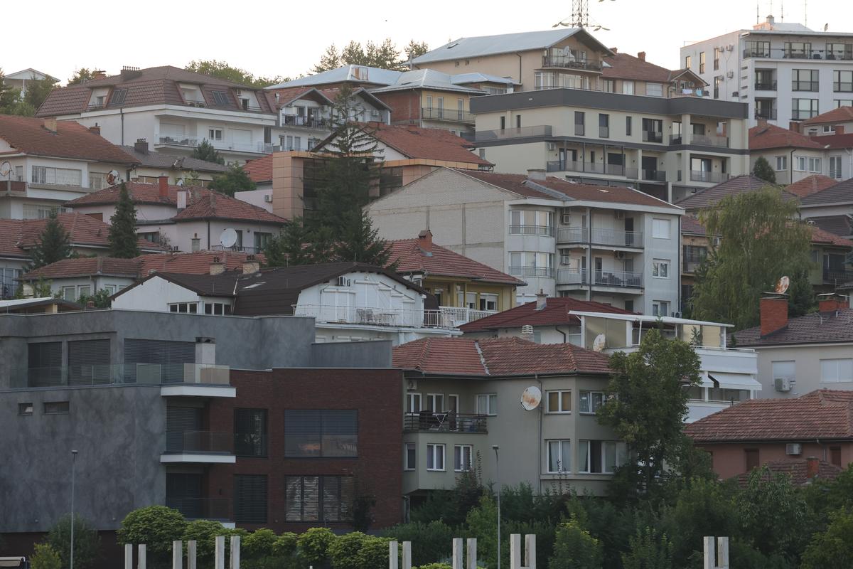 La pas prin cea mai ieftină capitală din Balcani » Cum arată Priştina la 17 ani de la declararea independenţei: lux și opulență prin mizerie