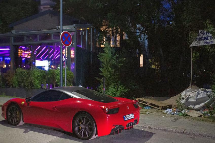 Imagine reprezentativă pentru Priştina: un Ferrari parcat în faţa unei cafenelem, lângă o grămadă de moloz FOTO: Ionuţ Iordache (GSP)