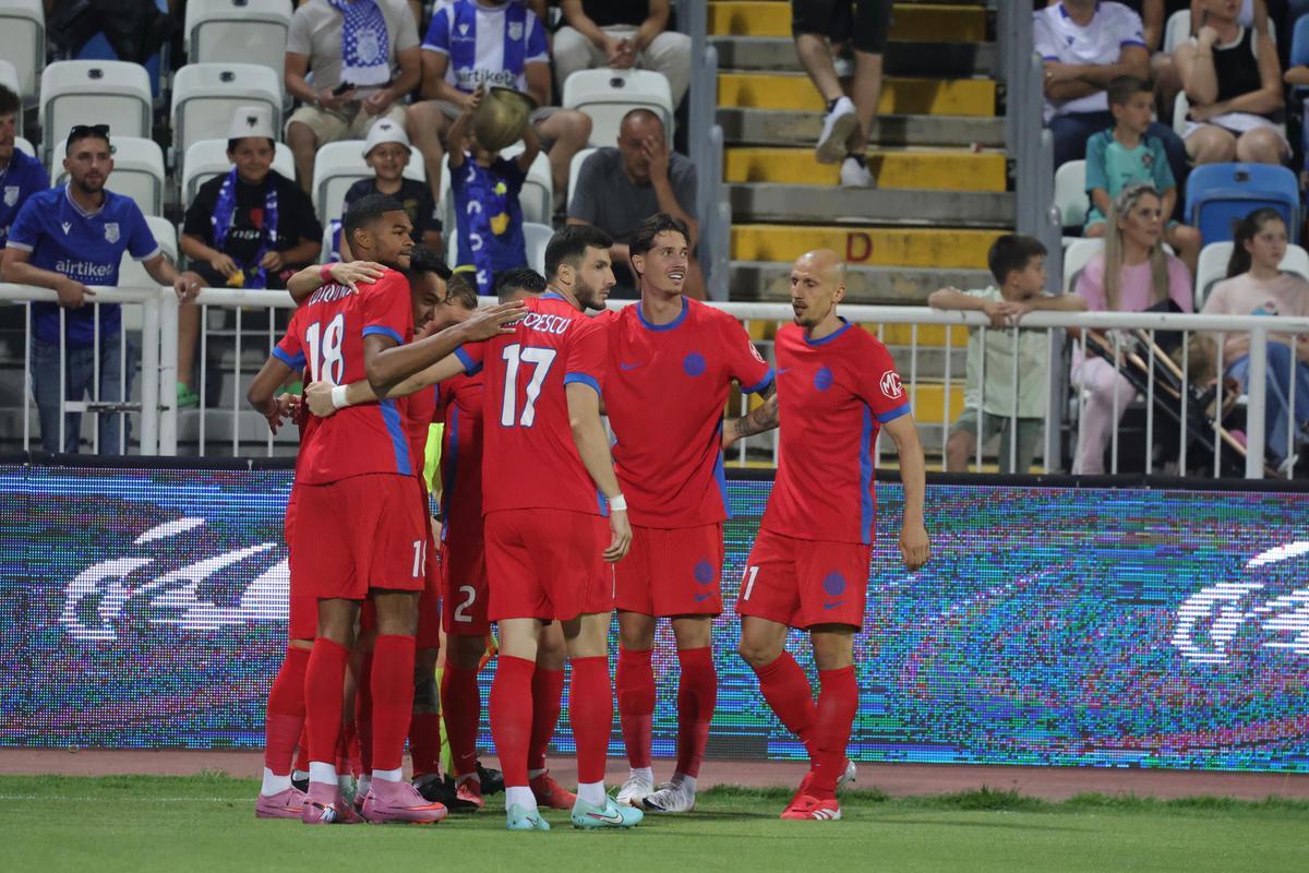 FCSB, fără sponsorul principal pe tricouri, în Kosovo // foto: Ionuț Iordache (GSP)