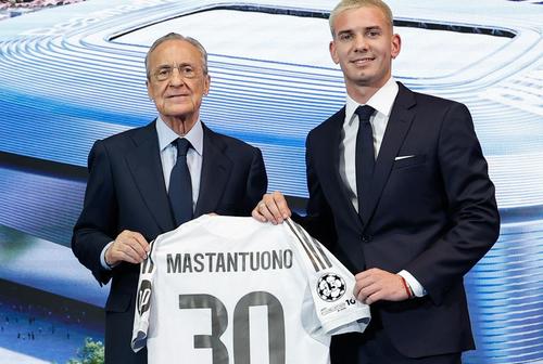 Franco Mastantuono a fost prezentat într-un eveniment „binecuvântat” chiar de către Florentino Perez / Sursă foto: Facebook@ Real Madrid