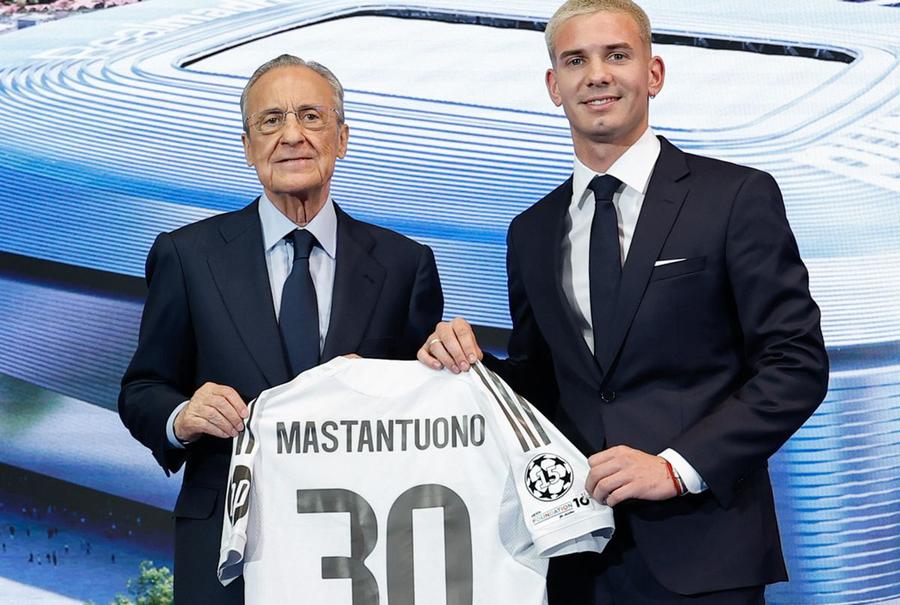 Franco Mastantuono a fost prezentat într-un eveniment „binecuvântat” chiar de către Florentino Perez / Sursă foto: Facebook@ Real Madrid Sar scântei între Real Madrid și șeful Ligii » „Afectează integritatea competiției. El nu va juca niciodată acolo!”