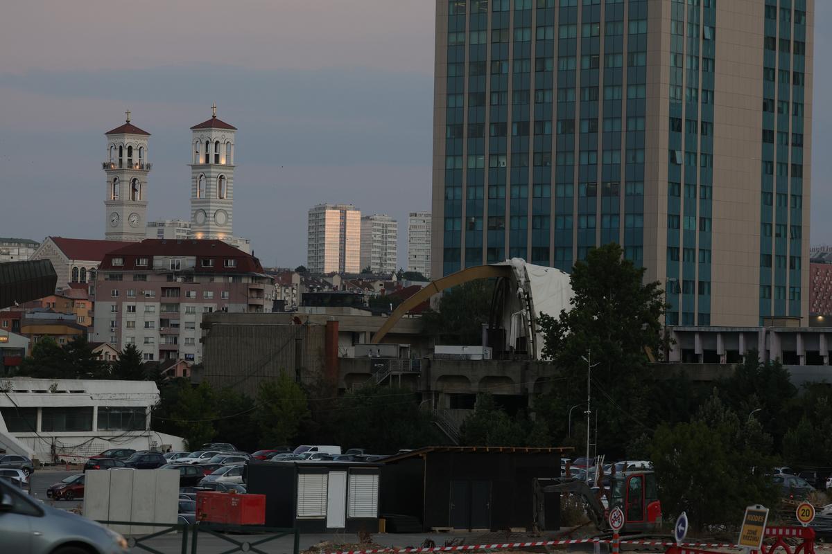 La pas prin cea mai ieftină capitală din Balcani » Cum arată Priştina la 17 ani de la declararea independenţei: lux și opulență prin mizerie