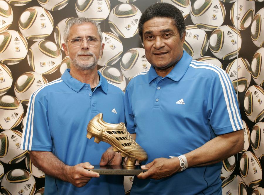 Gerd Muller, alături de un alt geniu, Eusebio, foto: Guliver/gettyimages „Hadde” a bombardat Bundesliga, a ajuns campion mondial, apoi s-a refugiat între sticle și și-a pierdut, la propriu, toate amintirile! Povestea uluitoare a unui geniu al fotbalului