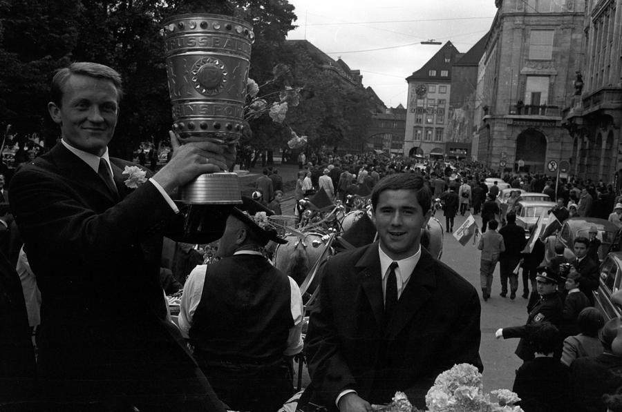 Gerd Muller cu trofeul Cupei Germaniei (DFB Pokal), foto: Imago „Hadde” a bombardat Bundesliga, a ajuns campion mondial, apoi s-a refugiat între sticle și și-a pierdut, la propriu, toate amintirile! Povestea uluitoare a unui geniu al fotbalului