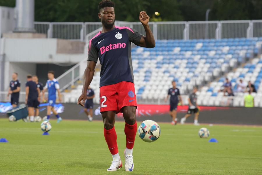 Kiki - Drita - FCSB, imagini de pe gazon, înainte de meci/ foto: Ionuț Iordache (GSP) Unde se pregătește fotbalistul dat afară de FCSB » Mesajul acestuia