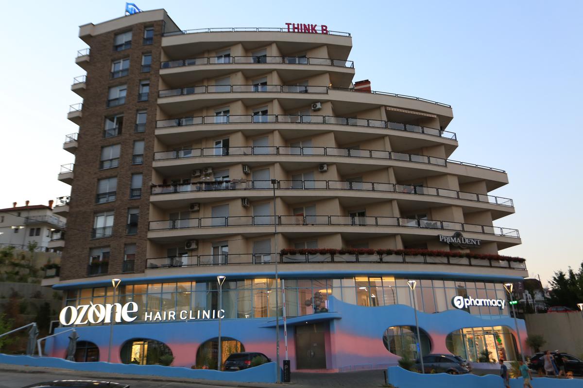 La pas prin cea mai ieftină capitală din Balcani » Cum arată Priştina la 17 ani de la declararea independenţei: lux și opulență prin mizerie