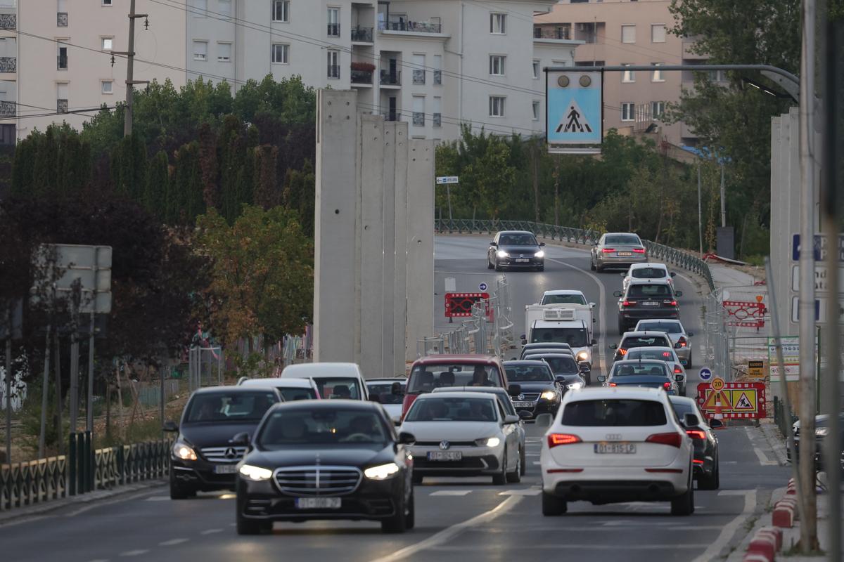 La pas prin cea mai ieftină capitală din Balcani » Cum arată Priştina la 17 ani de la declararea independenţei: lux și opulență prin mizerie