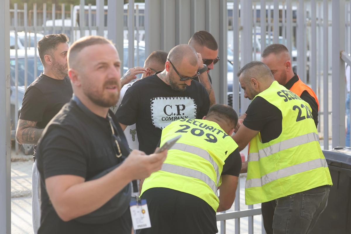 Cine o susține pe FCSB în deplasarea cu Drita? Mustață și alți lideri de galerie au primit locuri la VIP