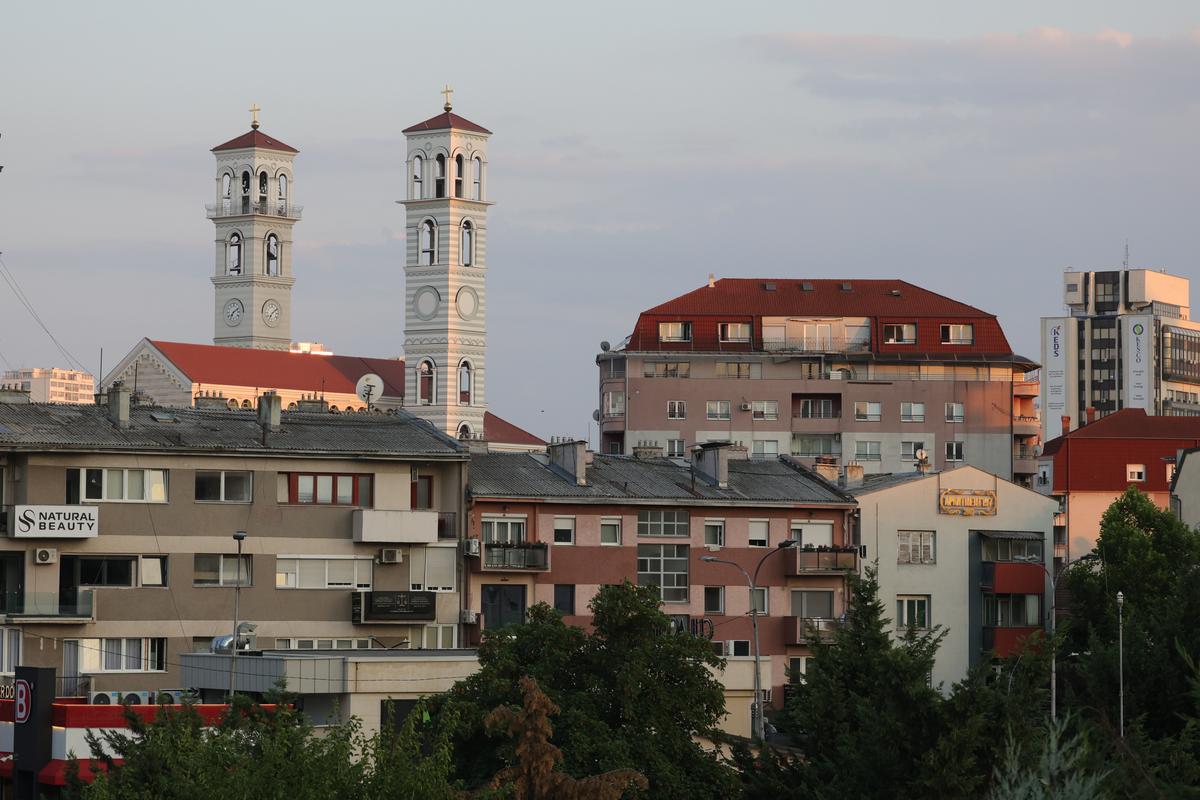 La pas prin cea mai ieftină capitală din Balcani » Cum arată Priştina la 17 ani de la declararea independenţei: lux și opulență prin mizerie