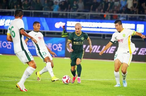 Alexandru Mitriță a fost desemnat jucătorul lunii iulie în prima ligă a Chinei / Foto: Instagram Zhejiang FC