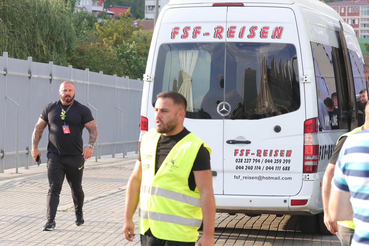 Suporterii care au făcut deplasarea cu FCSB pentru meciul cu Drita / Foto: GSP