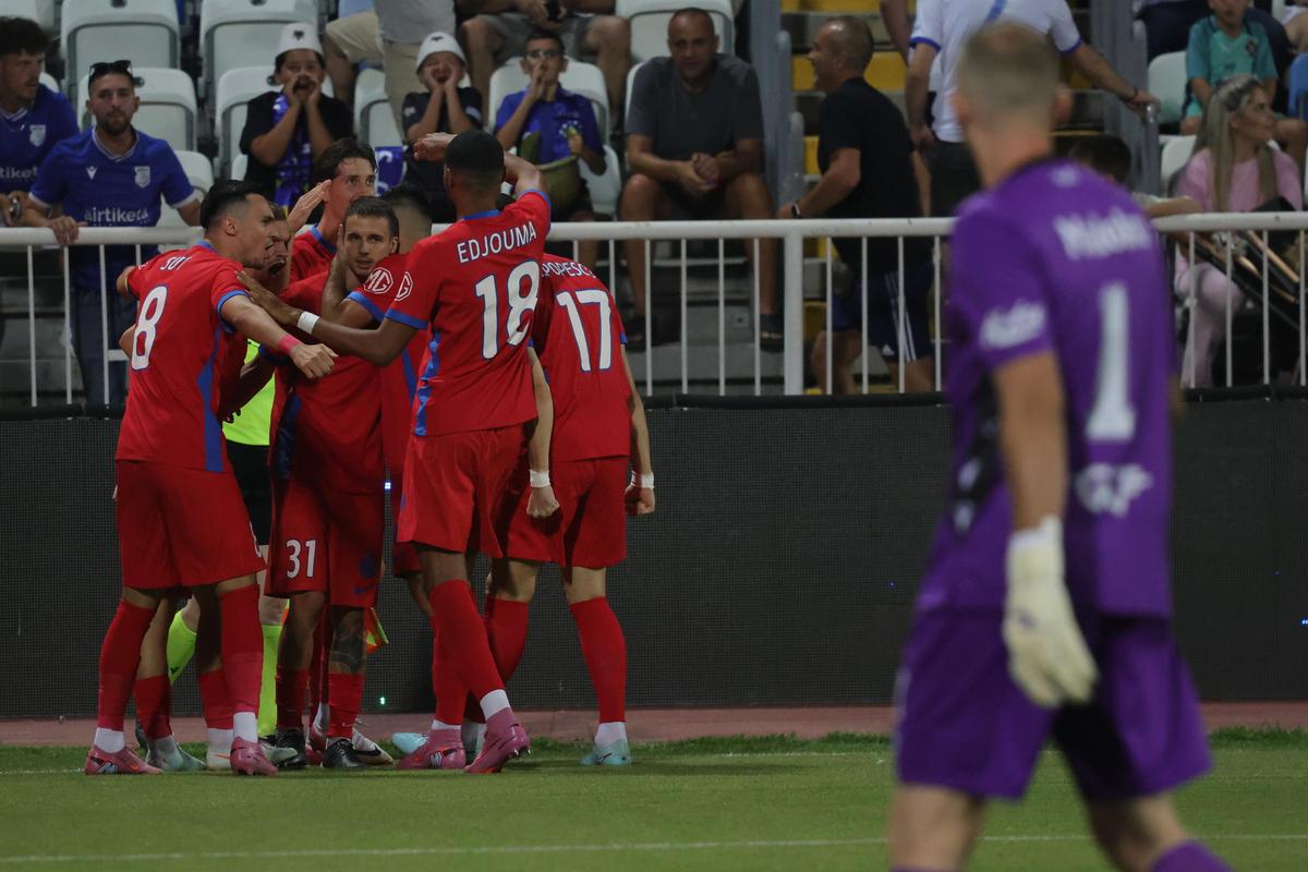 FCSB, fără sponsorul principal pe tricouri, în Kosovo // foto: Ionuț Iordache (GSP)