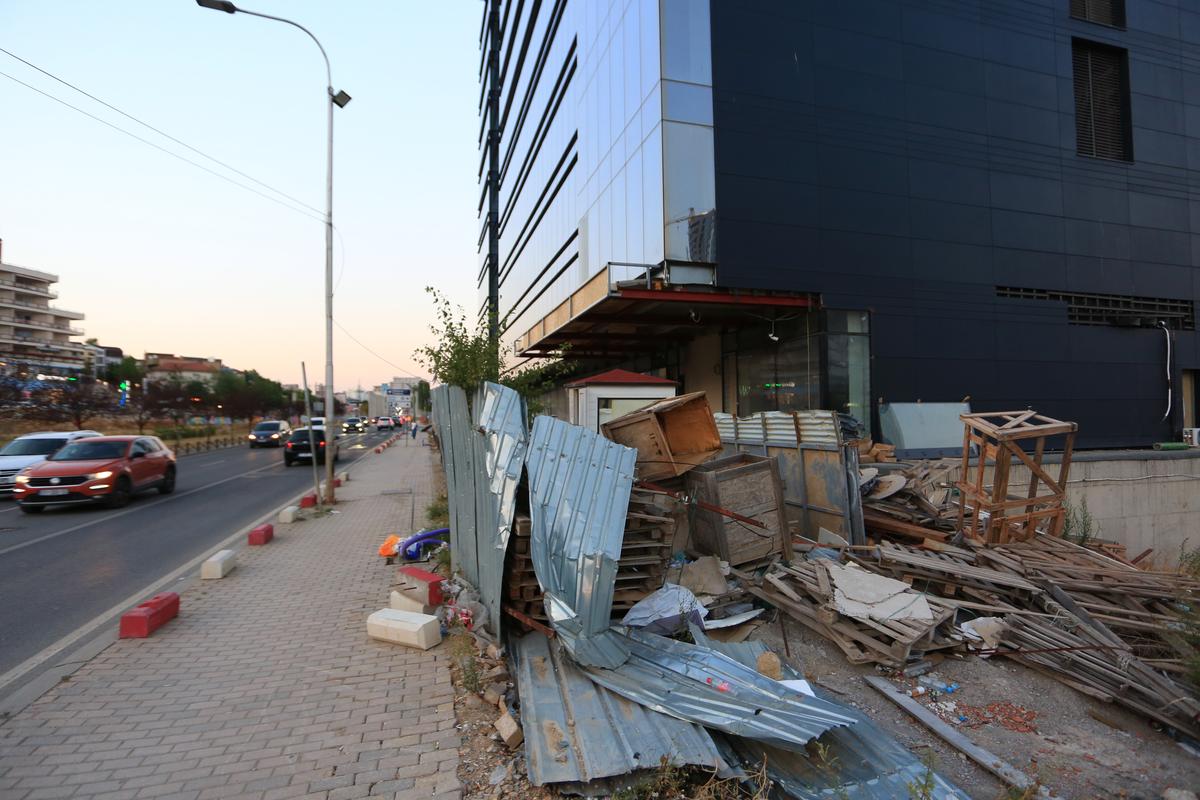 La pas prin cea mai ieftină capitală din Balcani » Cum arată Priştina la 17 ani de la declararea independenţei: lux și opulență prin mizerie