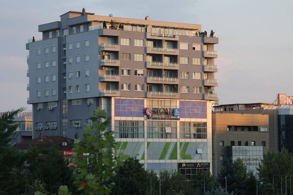 La pas prin cea mai ieftină capitală din Balcani » Cum arată Priştina la 17 ani de la declararea independenţei: lux și opulență prin mizerie