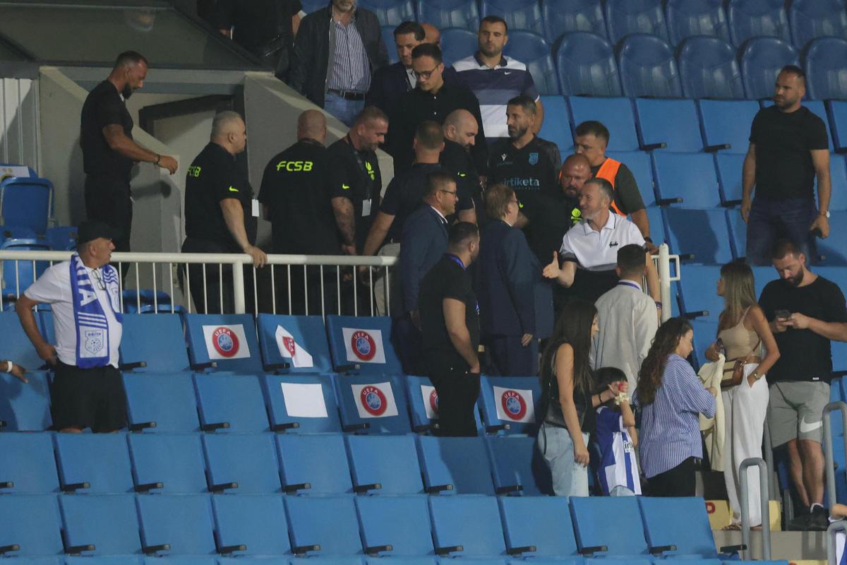 Scandal la finalul meciului Drita - FCSB » Fanii kosovari au venit spre gardurile care apărau terenul: „Țiganii, țiganii!”