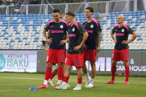 Șut, Pantea, Miculescu și Chiricheș - Drita - FCSB, imagini de pe gazon, înainte de meci/ foto: Ionuț Iordache (GSP)