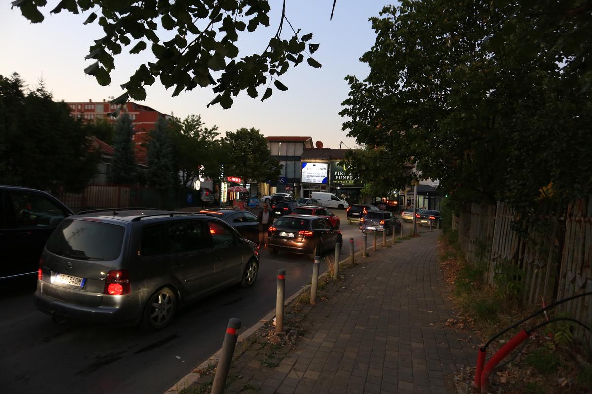 La pas prin cea mai ieftină capitală din Balcani » Cum arată Priştina la 17 ani de la declararea independenţei: lux și opulență prin mizerie