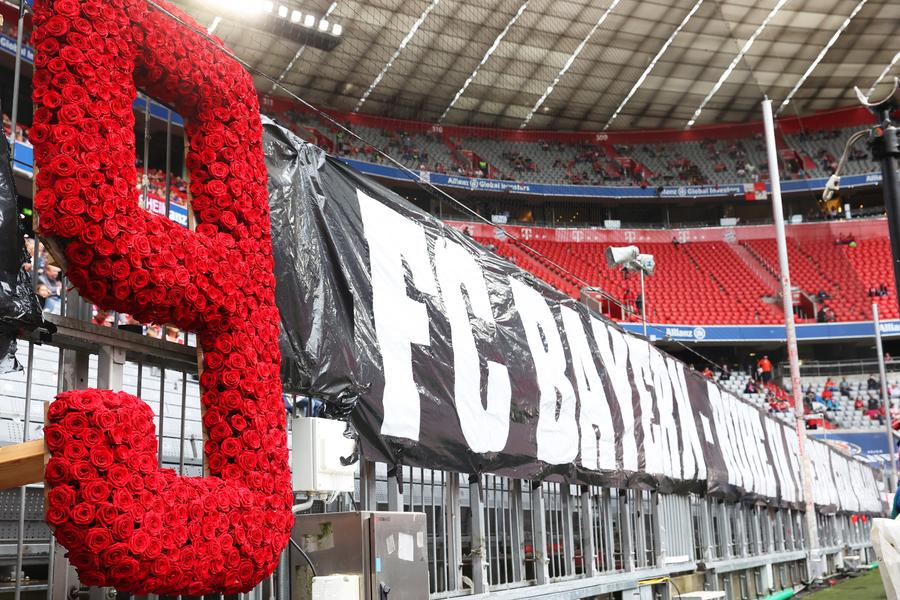 Gerd Muller, omagiat de galeria lui Bayern „Hadde” a bombardat Bundesliga, a ajuns campion mondial, apoi s-a refugiat între sticle și și-a pierdut, la propriu, toate amintirile! Povestea uluitoare a unui geniu al fotbalului