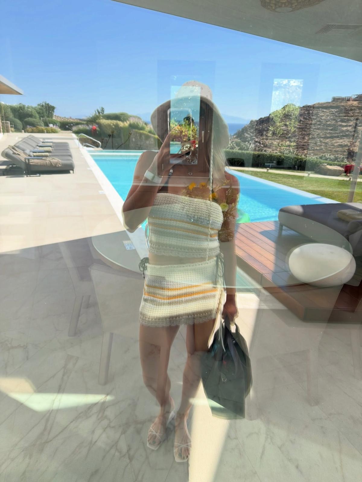 Aryna Sabalenka a pozat pentru Time, pe tocuri și în costum de baie, pe un teren de baschet