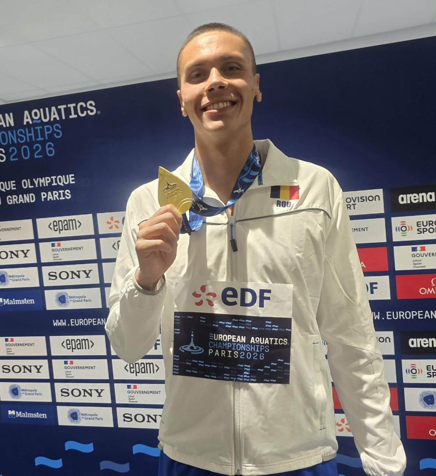 David Popovici, cu medalia de aur din proba de 100 metri liber la Paris / FOTO: Roxana Fleșeru (GSP.ro) Premiul special primit de David Popovici la finalul sesiunii de la Paris