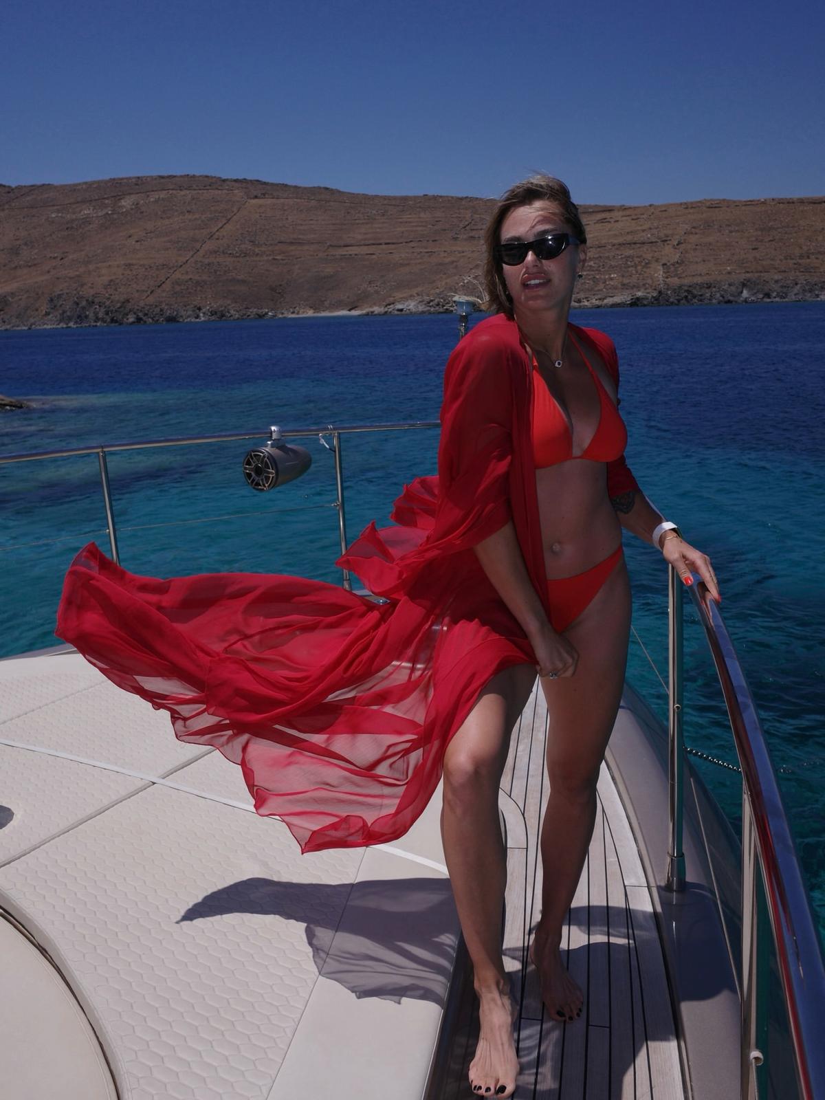 Aryna Sabalenka a pozat pentru Time, pe tocuri și în costum de baie, pe un teren de baschet