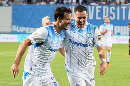 Carlos Mora și Assad Al Hamlawi, sărbătorind al doilea gol din Craiova - KuPS