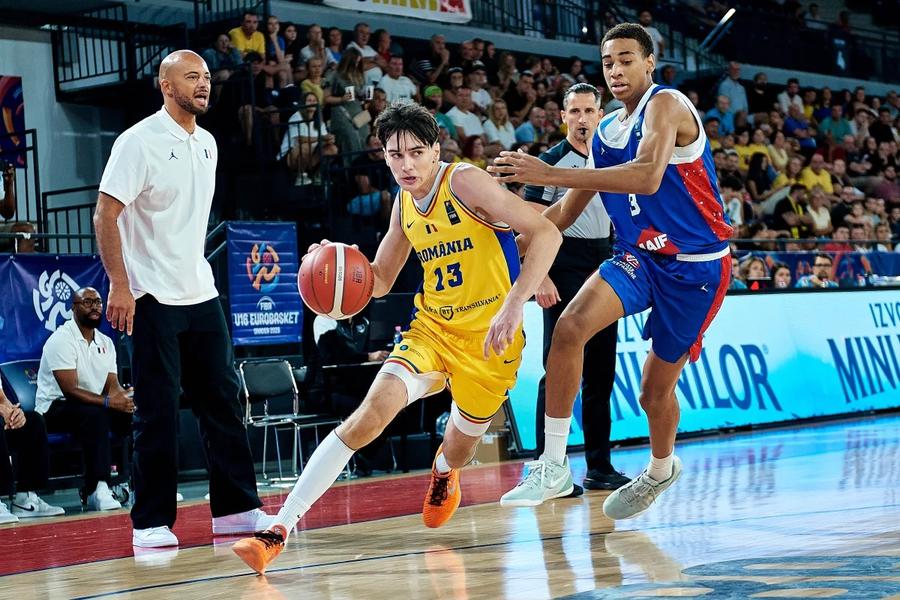 Sebastian Lăpuște, în duelul cu Franța/Foto: fiba.basketball Convocat la 15 ani la naționala de seniori, Sebastian Lăpuște a vorbit pentru GSP.ro despre viitorul său: „NBA, Euroligă, cine știe?”