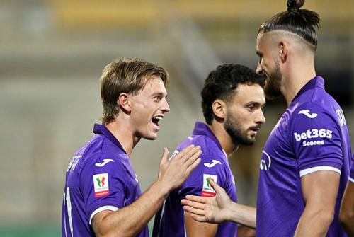 Radu Drăgușin, debut oficial pentru Fiorentina / FOTO: Imago