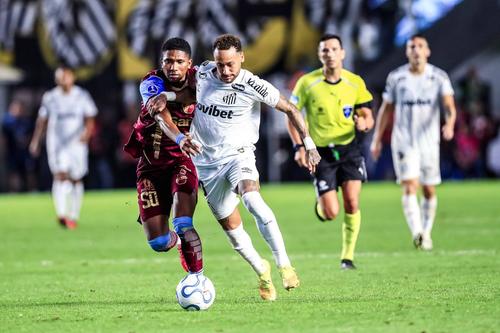 Neymar (echipament alb) a fost decisiv pentru FC Santos în duelul cu Macara / Foto: Imago