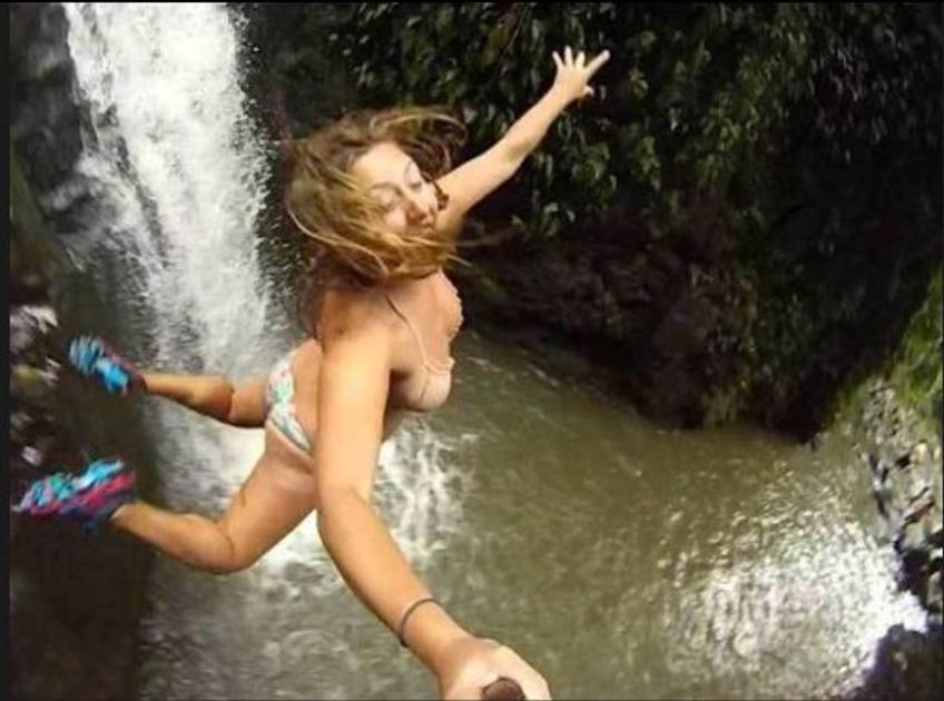 Emma Willis a murit când a încercat să facă un selfie pentru prietenul ei în vacanță. A sărit și s-a lovit la cap de o piatră.