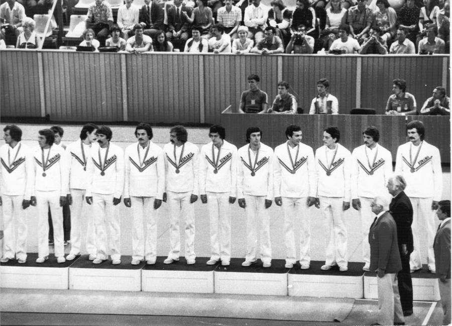 Echipa României pe podium la JO 1980. Dan Gîrleanu, al patrulea din dreapta Dan Gîrleanu, medaliat cu bronz la Moscova 1980, atacă: ”Federația e condusă prost și dictatorial!”