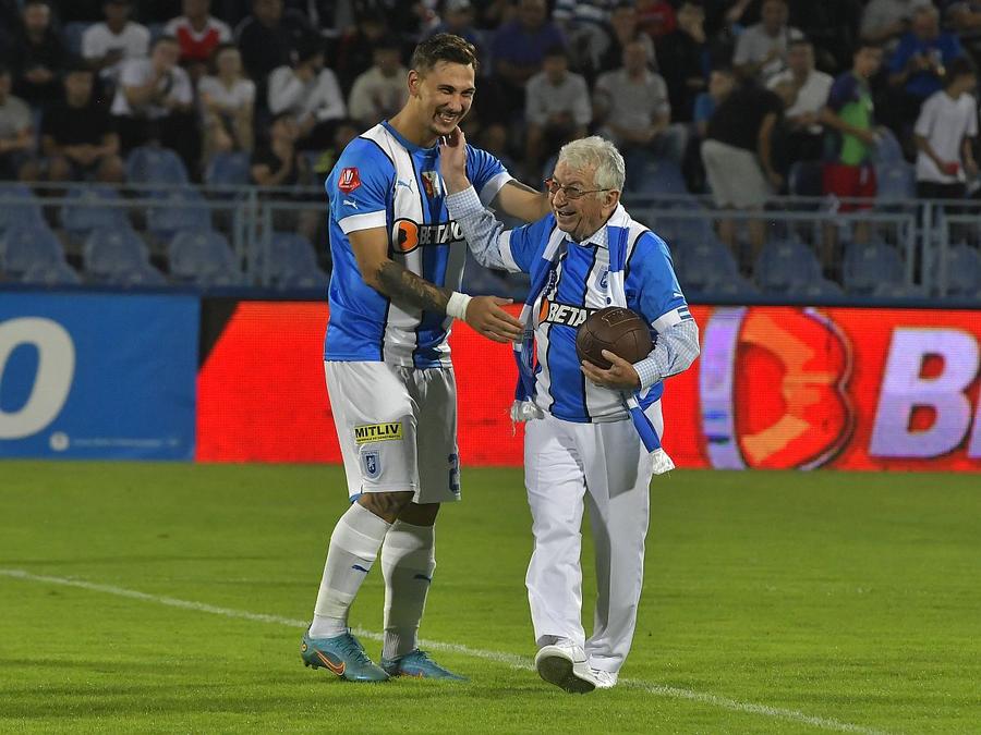 Nicolae Zamfir a dat lovitura de start a meciului CS Universitatea Craiova - Farul 4-3, disputat la Severin pe 5 septembrie A murit Nicolae Zamfir, fostul antrenor al Universității Craiova » El l-a descoperit pe Gică Popescu