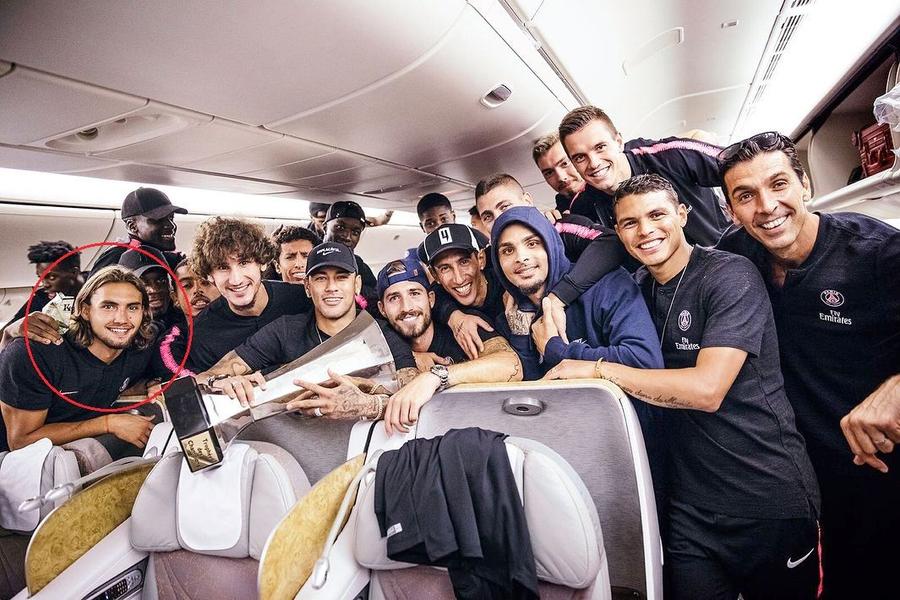 Virgiliu Postolachi, alături de colegii de la PSG, Foto: Instagram Virgiliu Postolachi, dezvăluiri din vestiarul lui PSG: „Am învățat de la Cavani!”