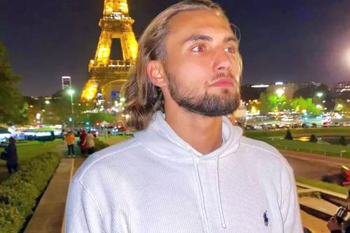 Virgiliu Postolachi la Paris, lângă Turnul Eiffel