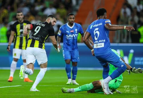 Andrei Burcă și Florin Tănase sunt titulari la Al Akhdoud, în meciul cu Al-Ittihad, din runda cu numărul 6 a primei ligi din Arabia Saudită. Partida a început la ora 18:0, nu e televizată în România, dar poate fi urmărită liveSCORE pe GSP.ro.