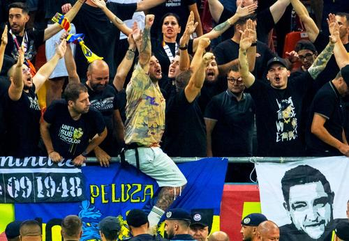 Andrei Preda, alias „Gogoașă”, în tricoul colorat, cu mâna sus, foto: Imago