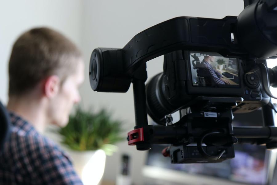 Ce beneficii cheie te așteaptă când investești într-o producție video?