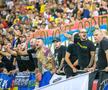 Un grup de ultrași din galeria României a provocat întreruperea meciului // foto: GSP