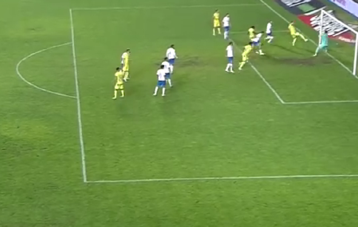 Faza controversată din Petrolul - Farul, rezolvată după 8 minute » Liniile venite din camera VAR n-au lămurit mare lucru