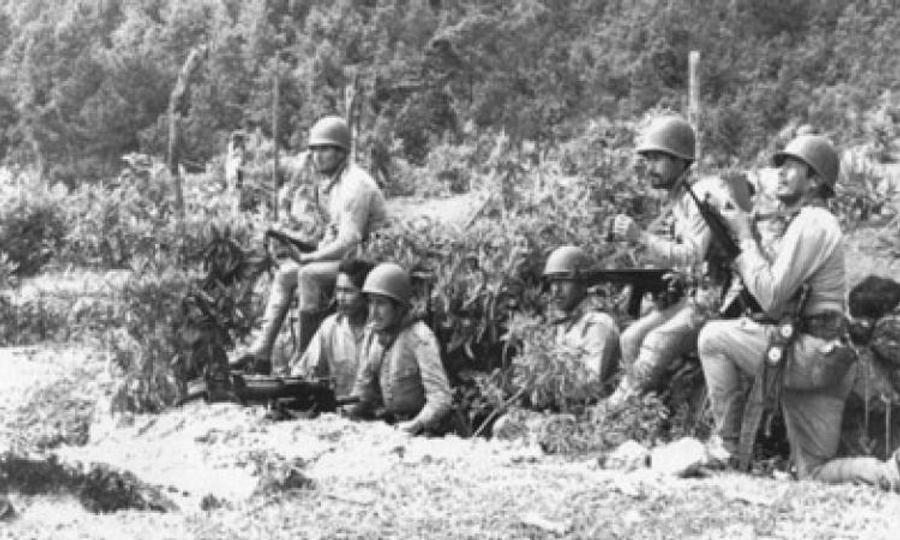 Soldați pe front, în timpul Războiului dintre El Salvador și Honduras, 1969 „Aduceți macetele, toată lumea pe graniță
