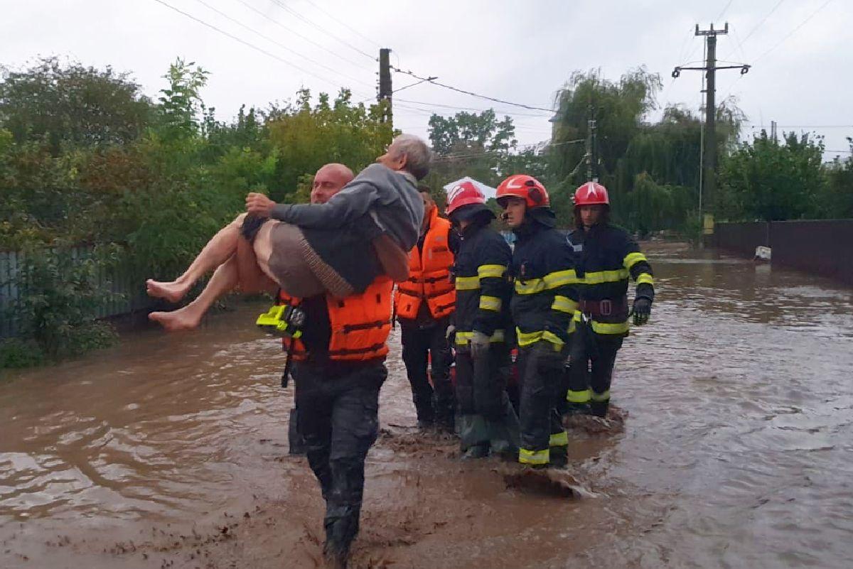 Imagini tulburătoare! Localitatea natală a lui Lucian Bute, devastată de ciclonul „Boris” » Un bărbat și o femeie au fost luați de viitură