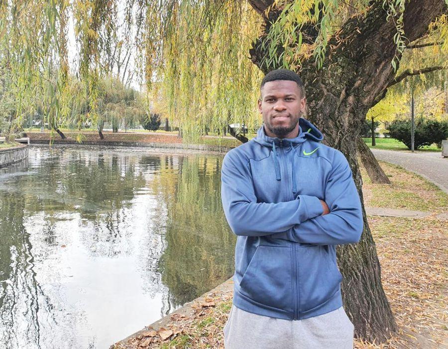 Mamadou Thiam în parcul de lângă Cluj Arena, locul unde se relaxează mereu. Foto: Eduard Apostol (GSP) El va pune presiune pe apărarea Rapidului: „Vrem să ne folosim de asta pentru a rămâne pe locul 1”