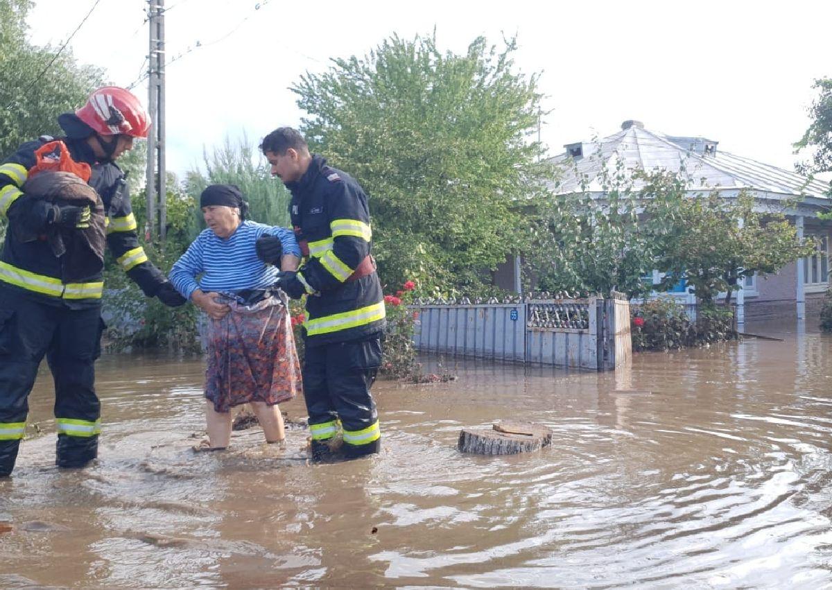 Imagini tulburătoare! Localitatea natală a lui Lucian Bute, devastată de ciclonul „Boris” » Un bărbat și o femeie au fost luați de viitură