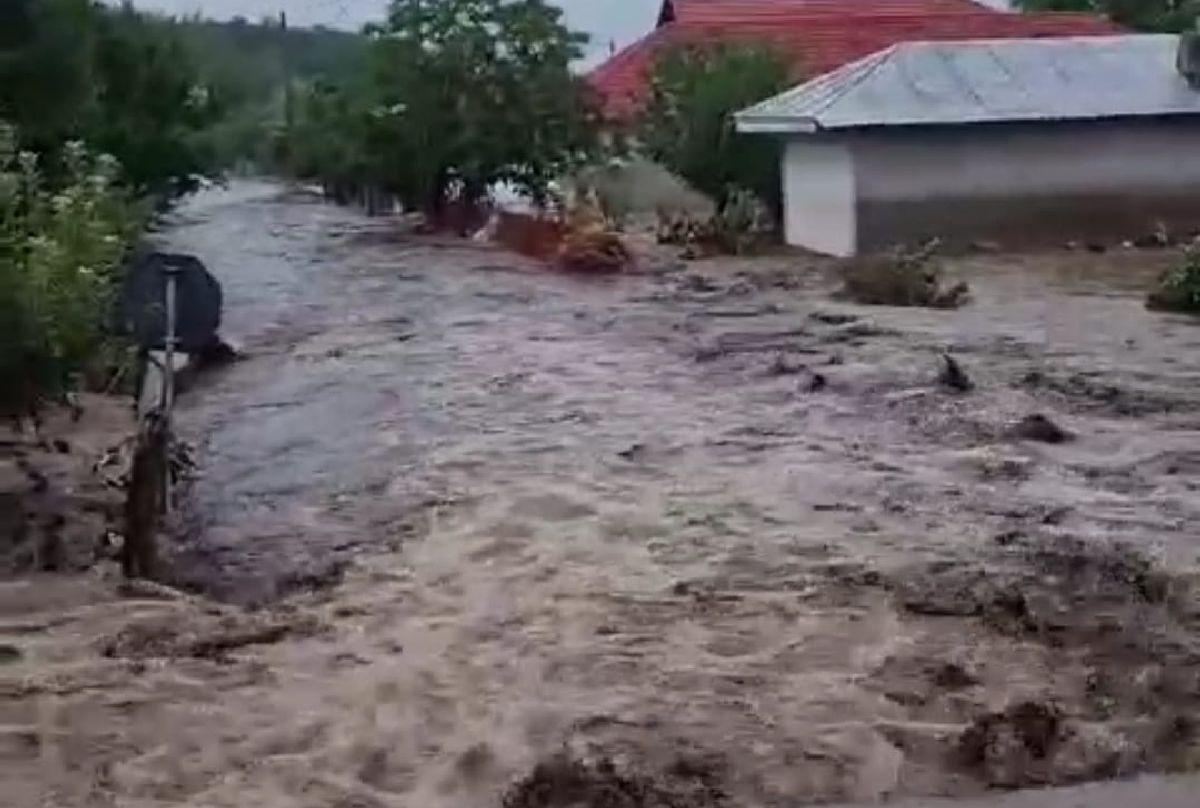 Imagini tulburătoare! Localitatea natală a lui Lucian Bute, devastată de ciclonul „Boris” » Un bărbat și o femeie au fost luați de viitură