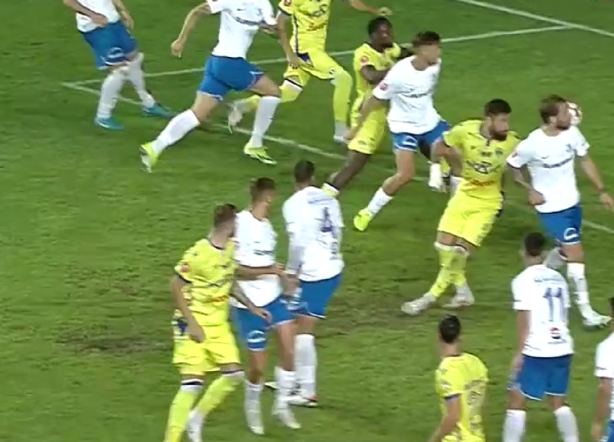Faza controversată din Petrolul - Farul, rezolvată după 8 minute » Liniile venite din camera VAR n-au lămurit mare lucru
