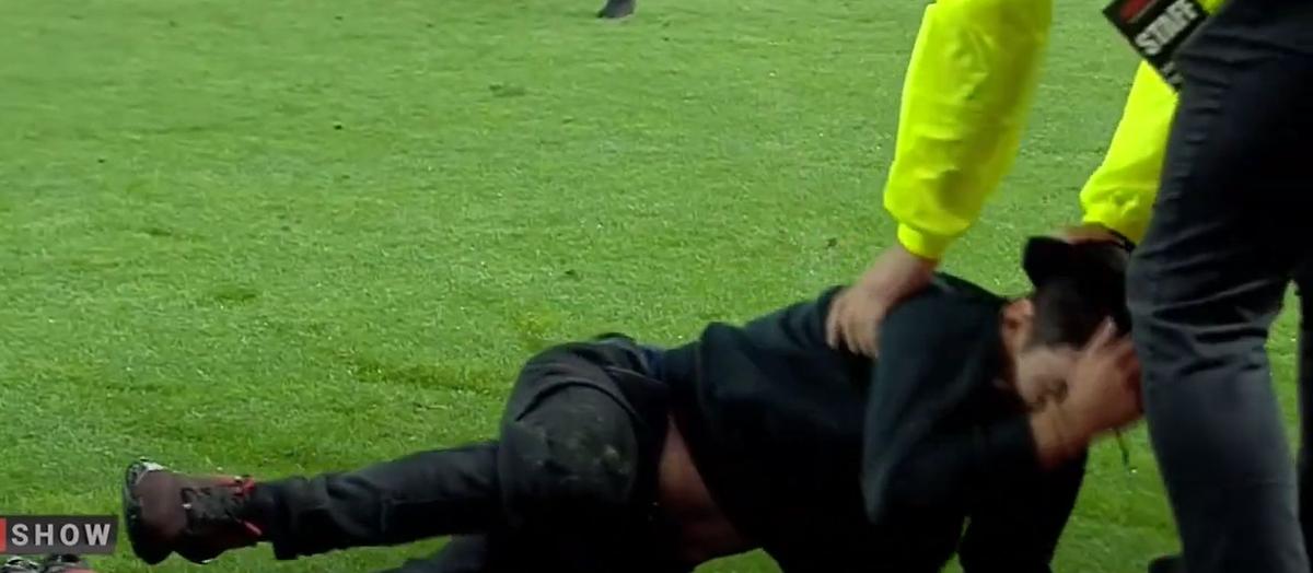 I-a „rupt frânele” » Bărbatul care a fentat un steward la Dinamo - Slobozia a explicat de ce a intrat pe teren: „Voiam să creez o diversiune”