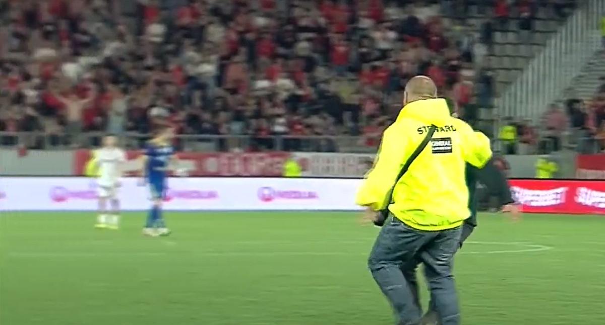 Suporterul care a pătruns pe teren la Dinamo - Slobozia