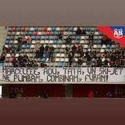 Ultrașii Stelei l-au ironizat pe Ciolacu: „Un covrig cu BAC, vă rog” / Foto: AS47 (Facebook)