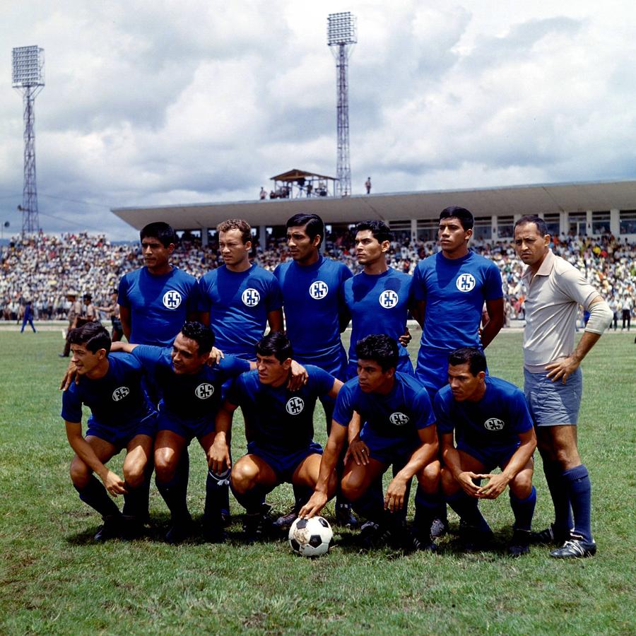 Echipa El Salvador din 1970. Mariona, al treilea de la stânga la dreapta de sus / foto: Imago „Aduceți macetele, toată lumea pe graniță